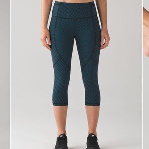 Lululemon Size 4 Blue, Black Outrun Cropped Mesh Athletic Leggings with Pockets